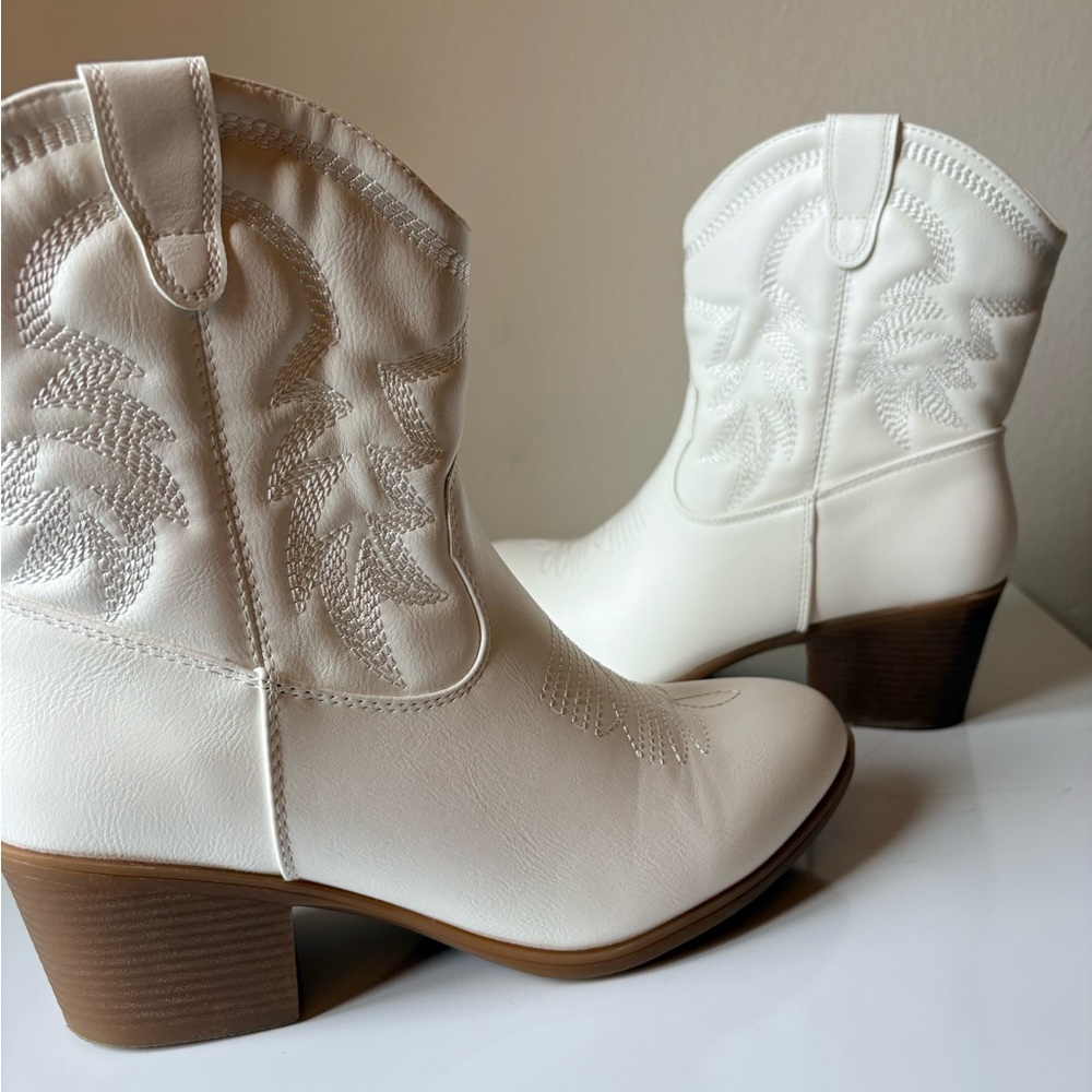 Woman’s Mid Calf Western Heeled Boots